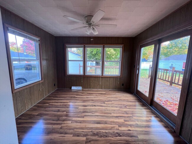 Building Photo - 5 Bedroom home on the NE side of Grand Rapids