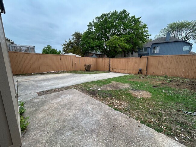 Building Photo - 1131 Holly Dr