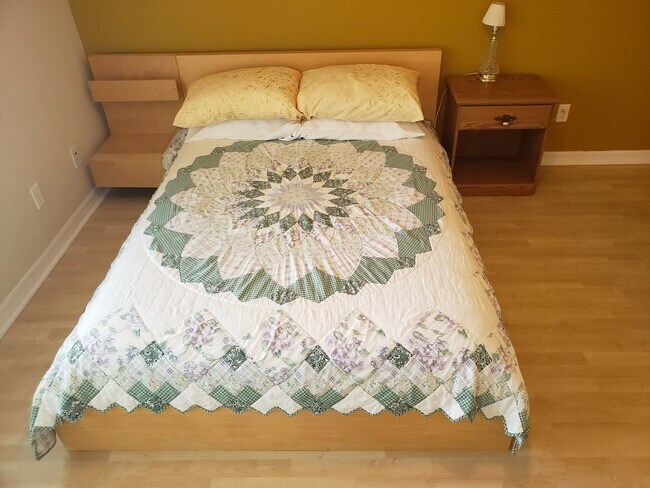 Building Photo - Lakeside Village Townhouse 2 Bedroom  2.5 Bath Available for Short-Term Rental