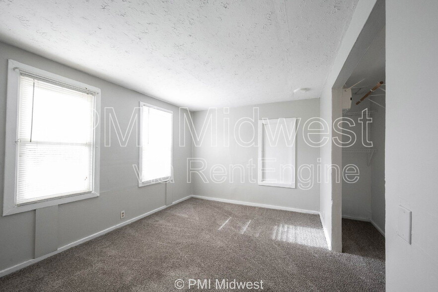 Building Photo - 2011 Applegate St