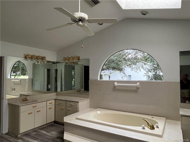 Building Photo - 558 E Jenkins Ct