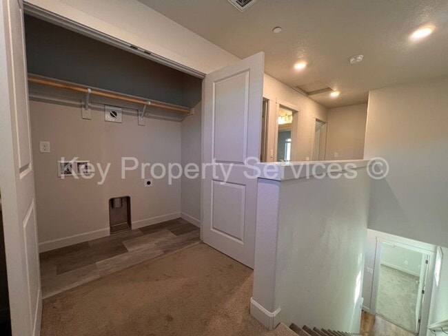 Building Photo - Woodland Townhome Just Minutes from i5