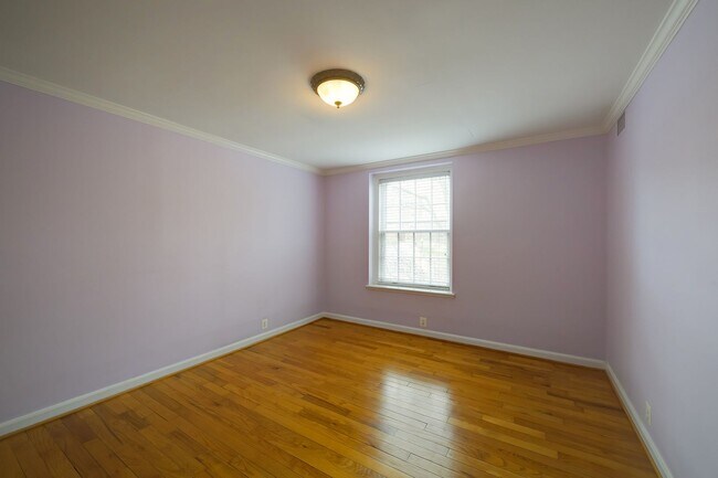 Building Photo - Updated 1BR in Iconic McLean Gardens is the Urban Retreat You've Been Looking For!