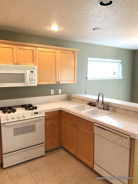 Building Photo - Beaverton 3 bd, 2.5ba. Kitchen w/white tile. LR w/gas fireplace. Fenced Yard