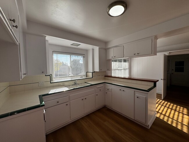 Building Photo - SPACIOUS 3 BEDROOM 2.5 BATH IN THE HEART O...