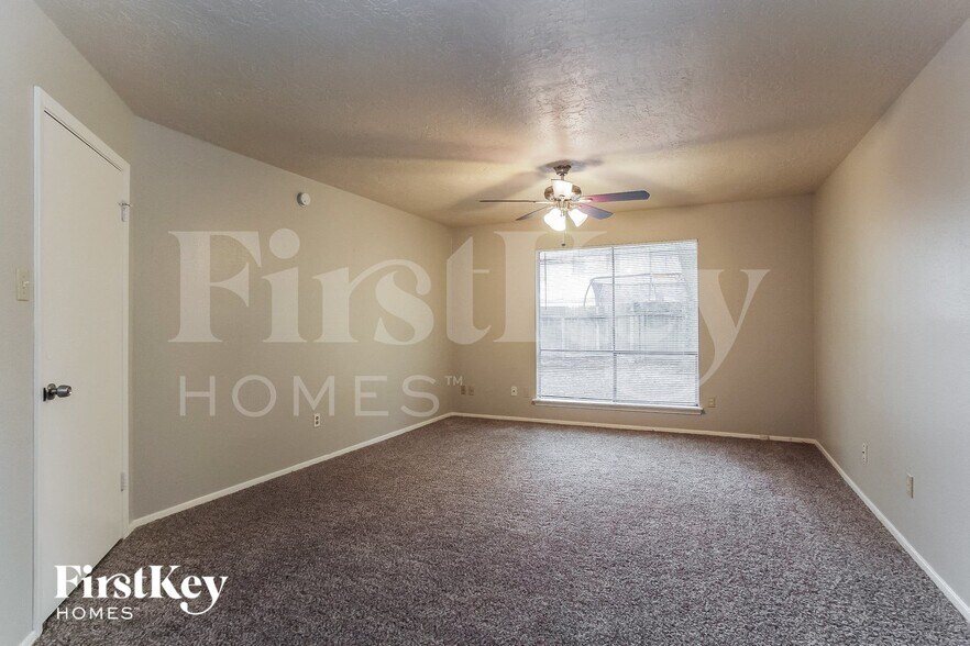 Building Photo - 4403 Pineville Ln