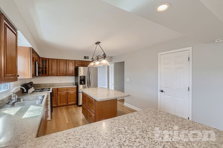 Building Photo - 2453 Crescent Ln S