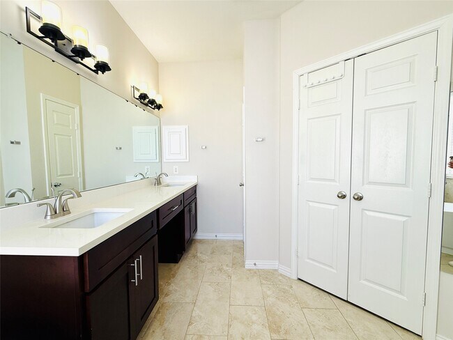 Building Photo - 5222 Hanneck Valley Ln