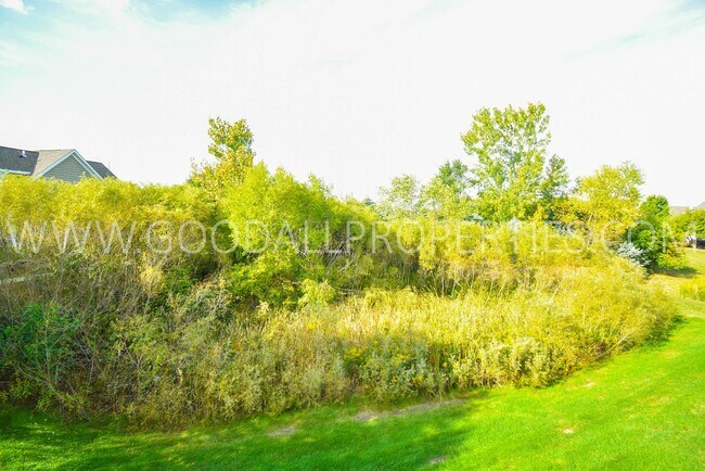 Building Photo - 2 Bedroom, 2.5 bath townhome in Urbandale ...