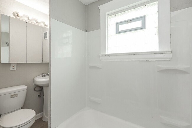 Building Photo - Spacious 3 bedroom/1 bath Single house! Ga...