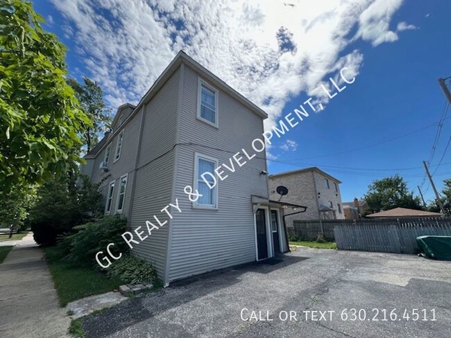 Building Photo - ***RIVERSIDE 1ST FLOOR UNIT / 2 BDRM - 1 B...