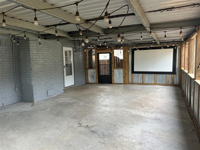 Building Photo - 228 Oak Manor Dr