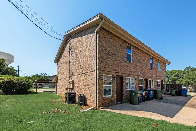 Building Photo - Completely Remodeled Triplex Unit 2 bed 1....