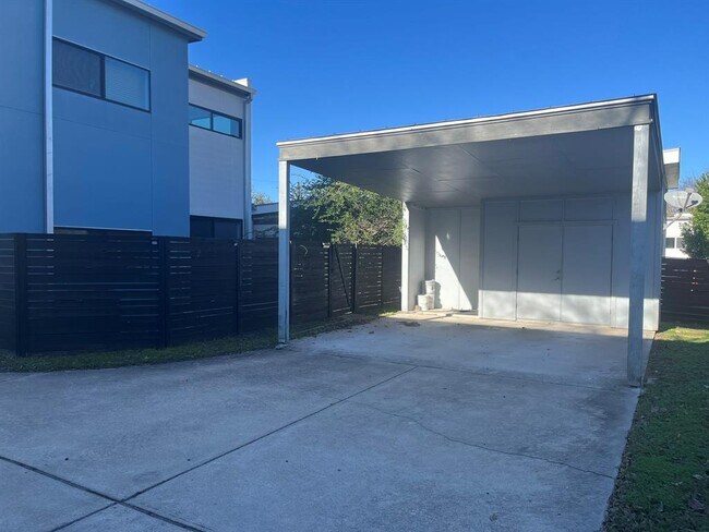 Building Photo - 1105 Altum St