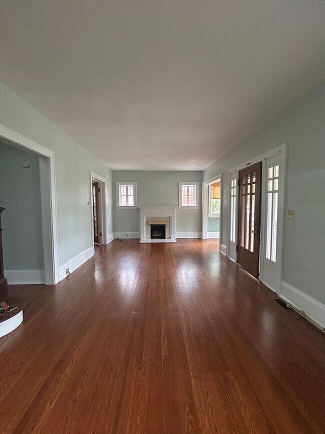 Building Photo - Charming 3 BR home minutes from Greenway & Hospital!