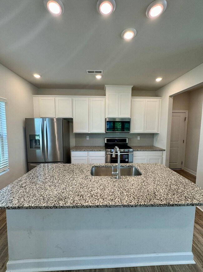 Building Photo - 3BR/2.5BA; Desirable Belmont Location