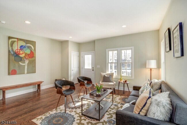 Building Photo - 92 Grove St