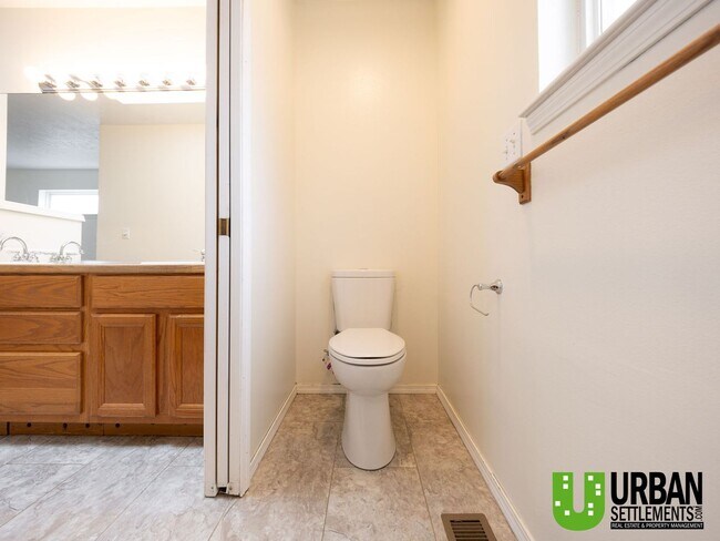 Building Photo - West Hills Gem – Space, Style & Prime Location!