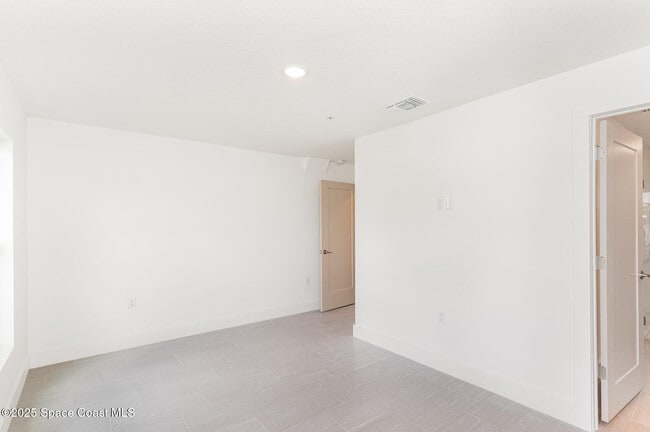 Building Photo - 1605 Par St NE