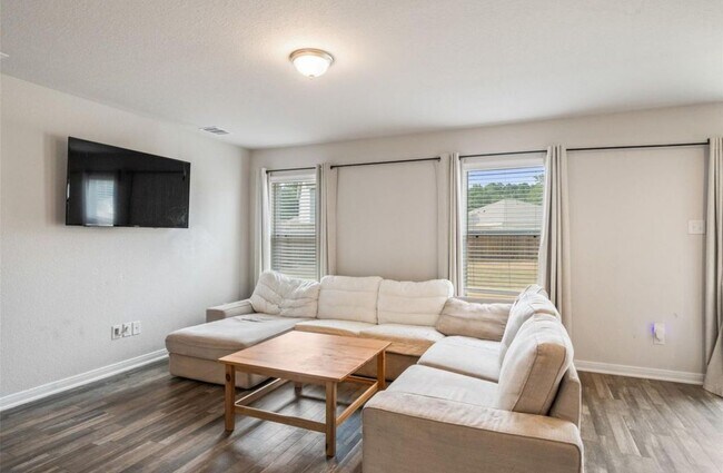 Building Photo - 2224 Cedar Vly Dr