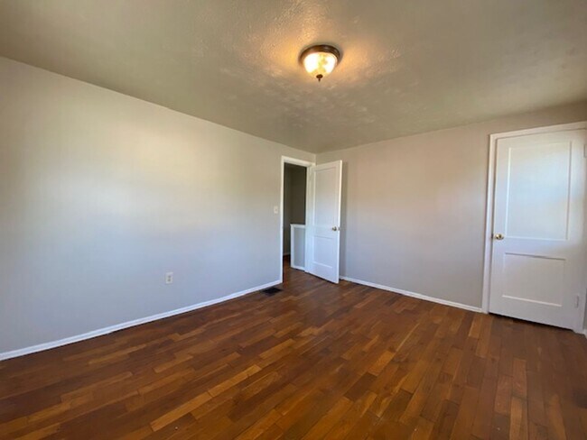 Building Photo - 2 Bed 1 Bath Apartment Available in Spring...