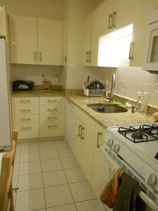 Building Photo - No Brokers Fee, In-Unit Washer and Dryer, Eat-in Kitchen, Parking for Rent