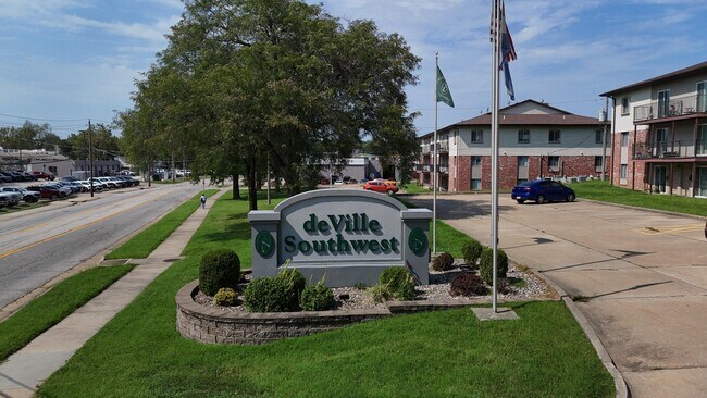 Building Photo - 827 Southwest Blvd
