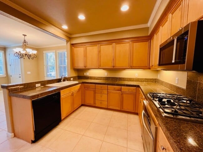 Building Photo - Beautiful 3BD/3BA, Two-Story Corner Unit C...