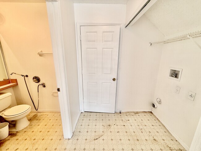 Building Photo - 3237 Fairfield Dr