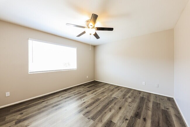 Building Photo - 10727 W Calle del Sol