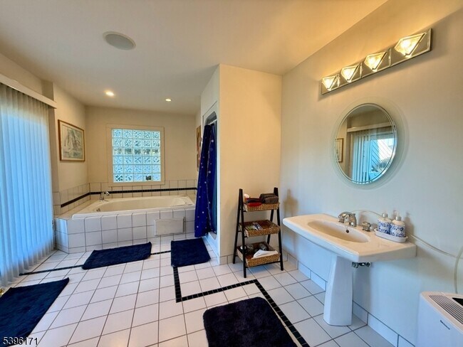 Building Photo - 73 Forest Lake Dr