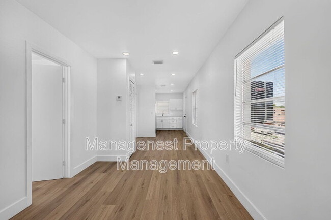 Building Photo - 614 SW 19th Ave