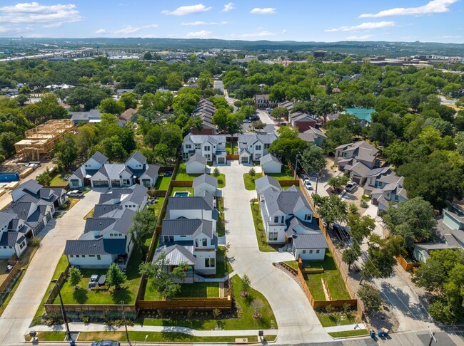 Building Photo - Valley View Villas