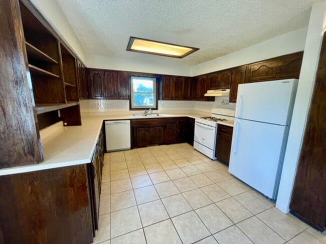 Building Photo - 3839 N Stewart Ave