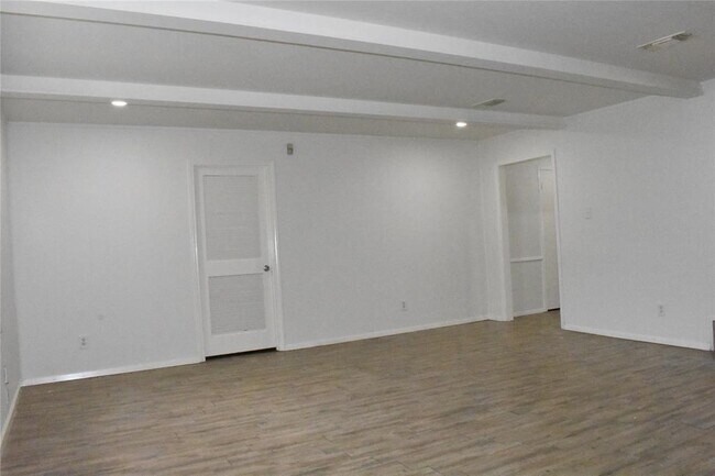 Building Photo - 10427 Huntington Wood Dr
