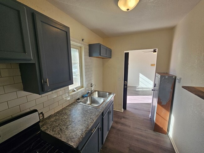 Building Photo - FREE RENT   INTERESTED? Located in the historic downtown district.