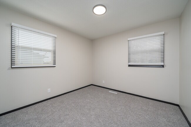 Building Photo - 408 Maple St