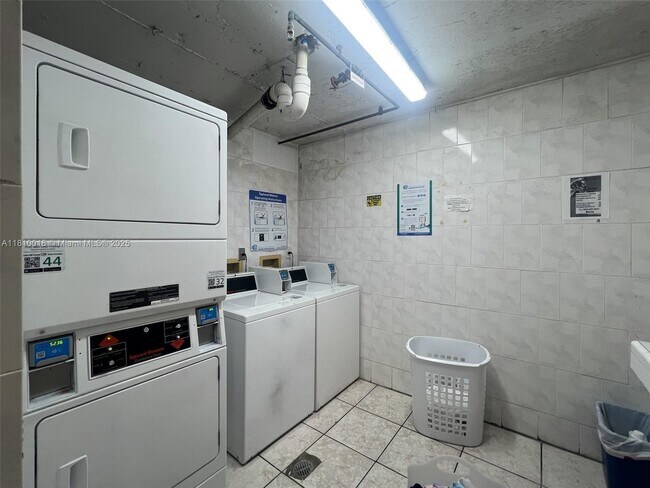 Building Photo - 606 W 81st St