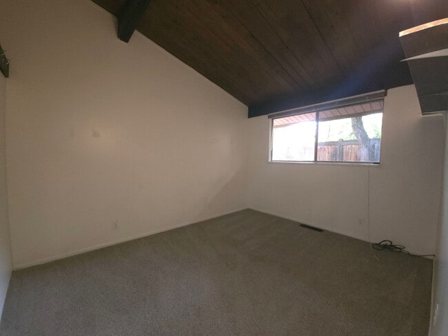 Building Photo - 3 Bedroom Apartment on West Side Of The Hill