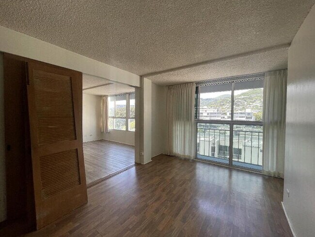 Building Photo - PUNAHOU TOWER 2/2/1 sec, W/D, pool, gym, s...