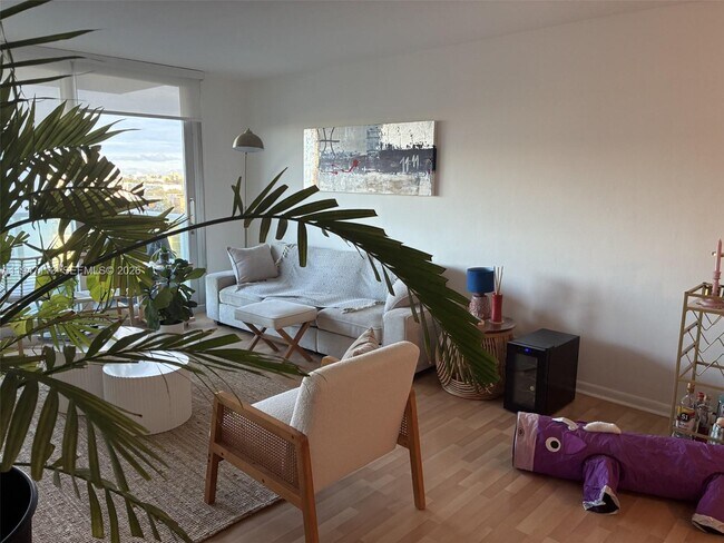 Building Photo - 1000 West Ave