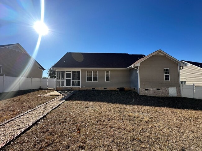 Building Photo - Well-Maintained 4 Bed 2.5 Bath with Fenced Backyard