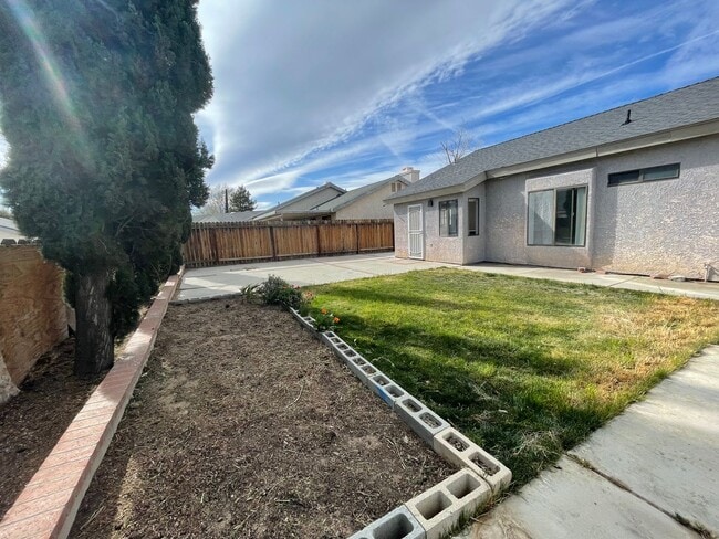 Building Photo - Charming Home in Hesperia- HOA Community- 3 Bedrooms, 2 Bathrooms, Community Park