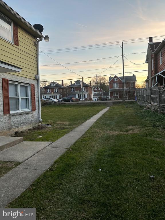 Building Photo - 203 E Penn Ave