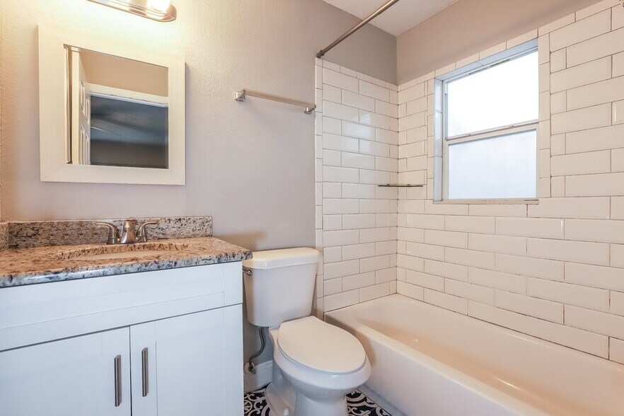 Building Photo - 3215 Las Brisas Dr