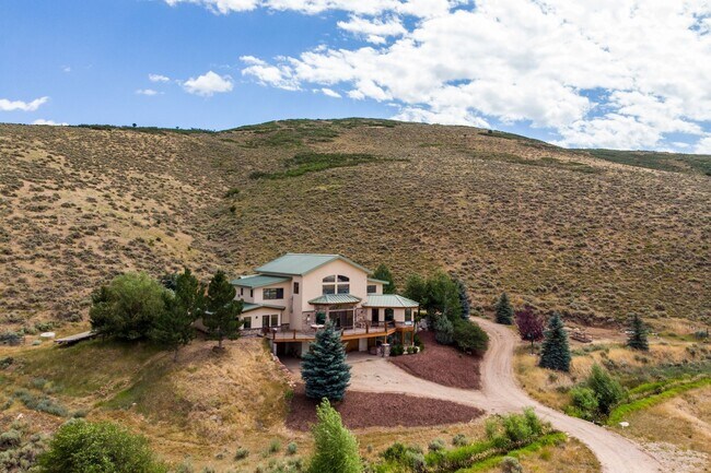 Building Photo - Private Hillside Ranch Home Available Wint...