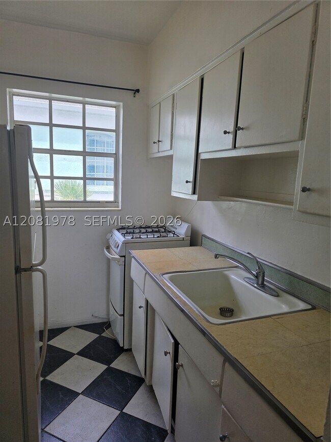 Building Photo - 635 8th St
