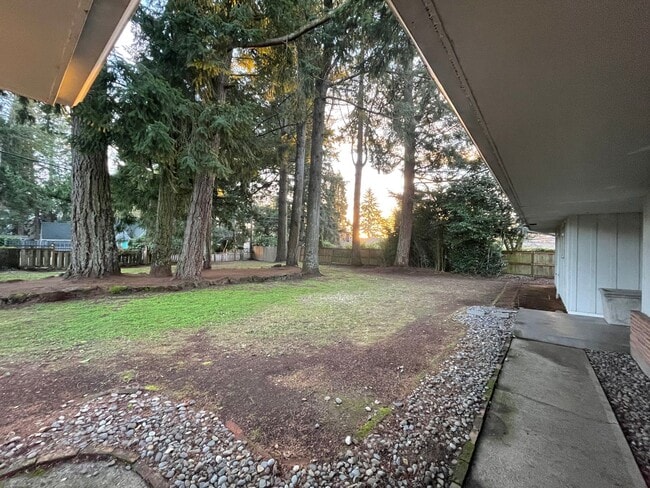 Building Photo - Classic 3 Bedroom 1.5 Bathroom Ranch House in Beaverton!! Great Yard! Cedar Hills~Cedar Mill Nort...