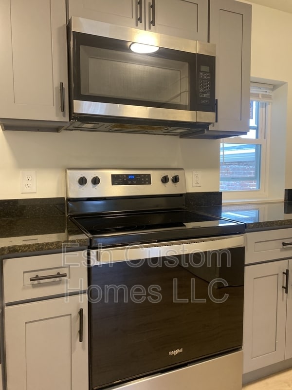 Building Photo - 741 Manor St