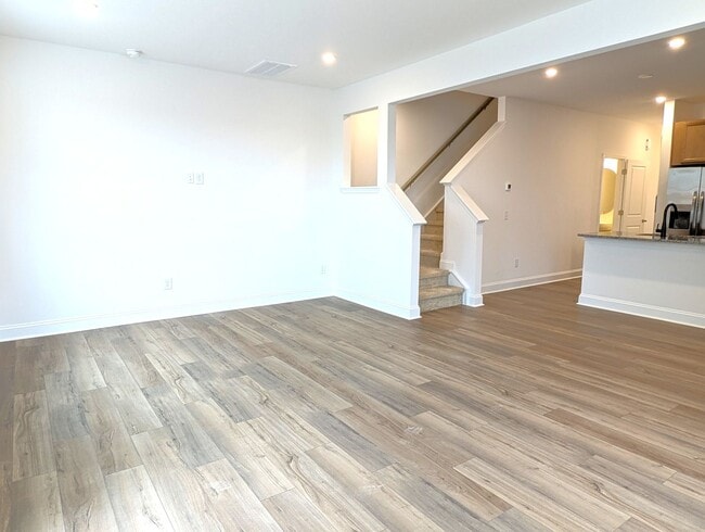 Building Photo - Beautiful, 2 story, end-unit, Townhome located in the Bell Glen Community!